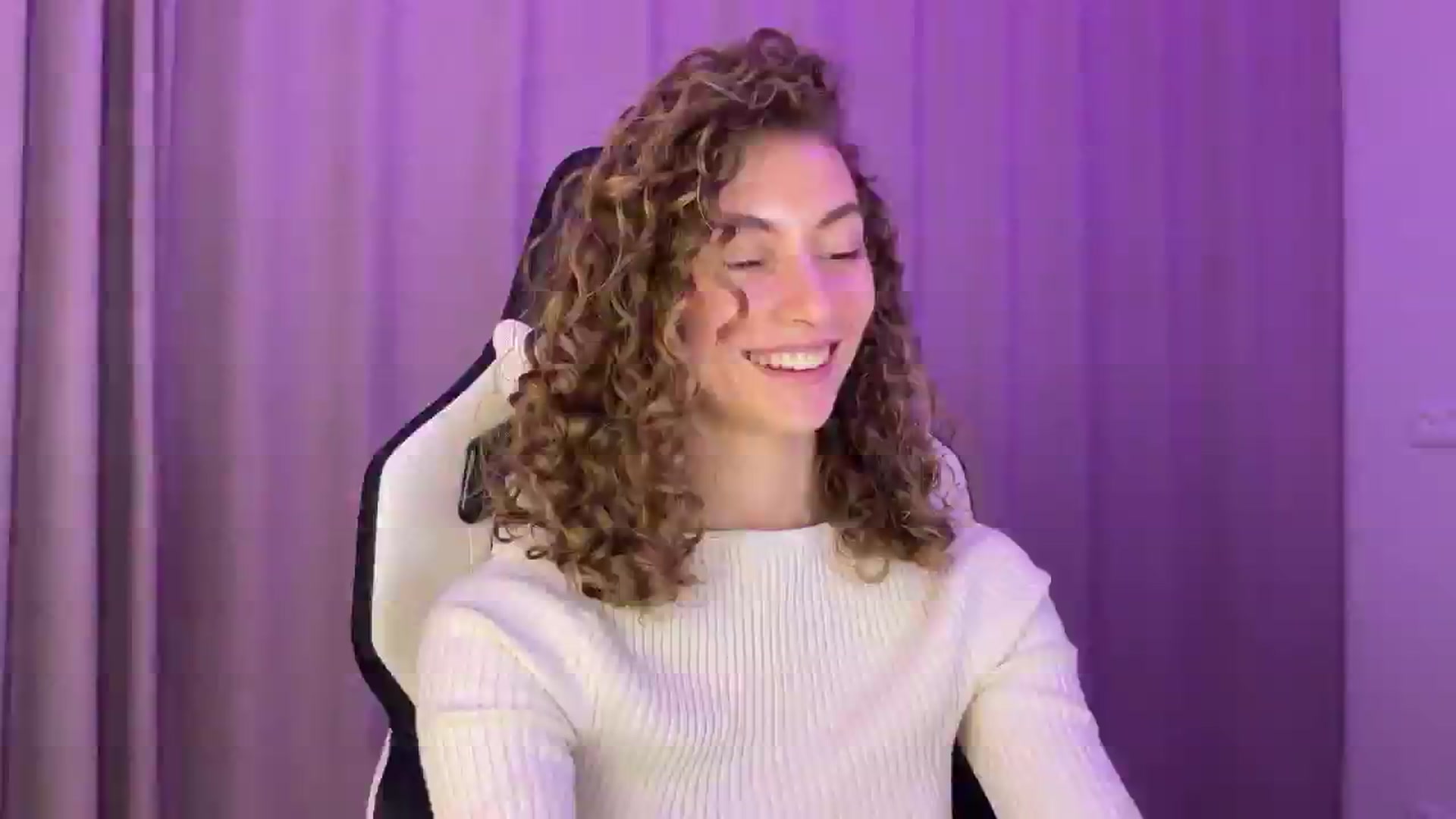 Gallery image thumbnail from Lady_Curls's myfreecams stream on, 11/29/2024, 01:22 image 1 of 20