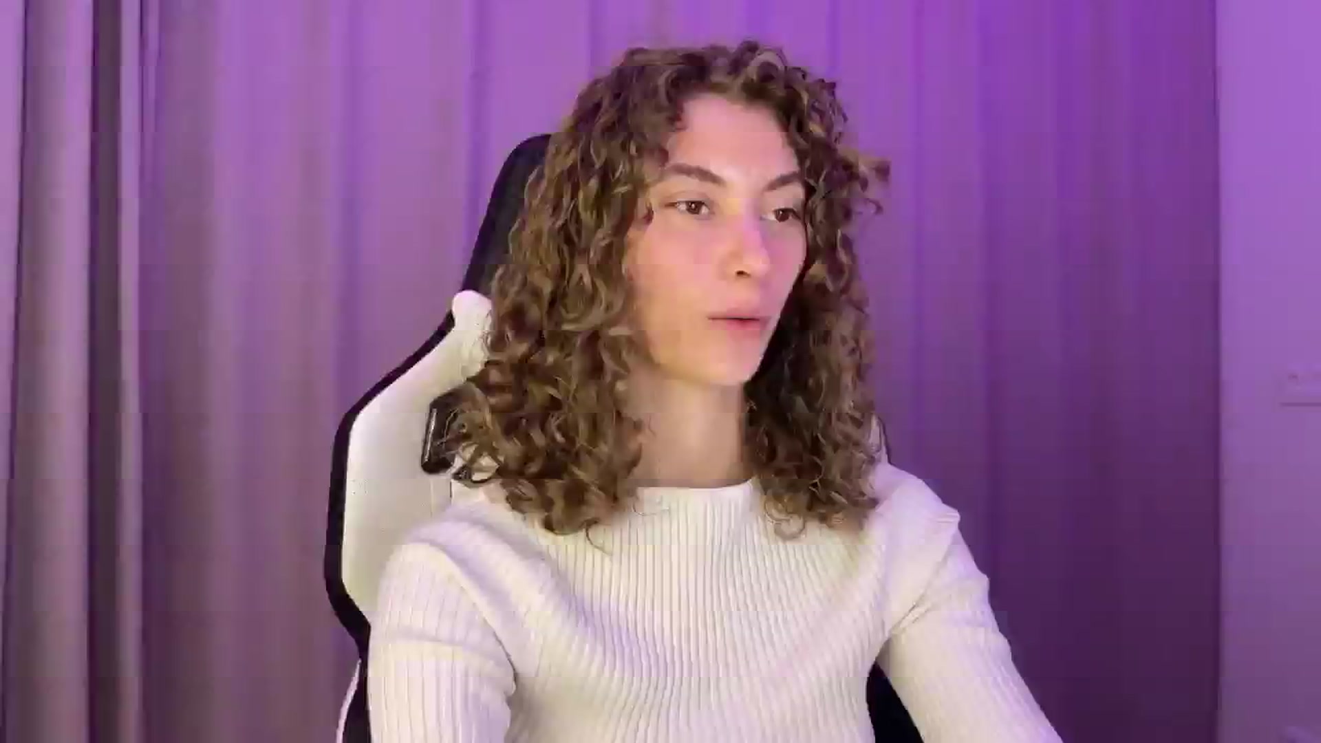 Gallery image thumbnail from Lady_Curls's myfreecams stream on, 11/29/2024, 01:22 image 8 of 20