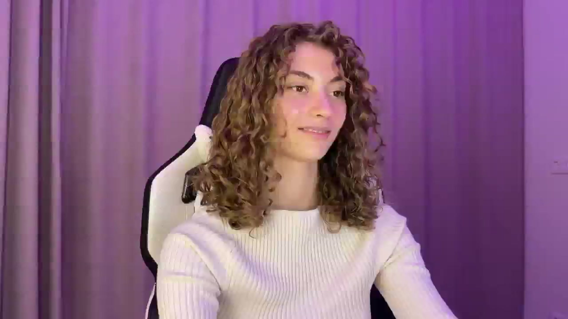 Gallery image thumbnail from Lady_Curls's myfreecams stream on, 11/29/2024, 01:22 image 11 of 20