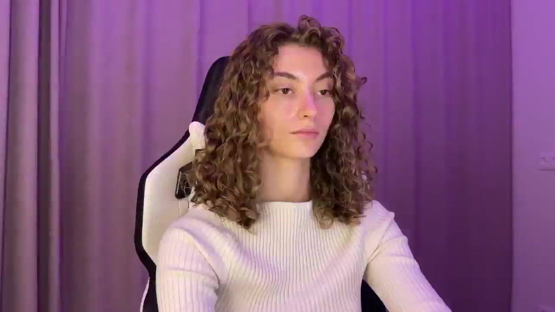 Gallery image thumbnail from Lady_Curls's myfreecams stream on, 11/29/2024, 01:22 image 15 of 20
