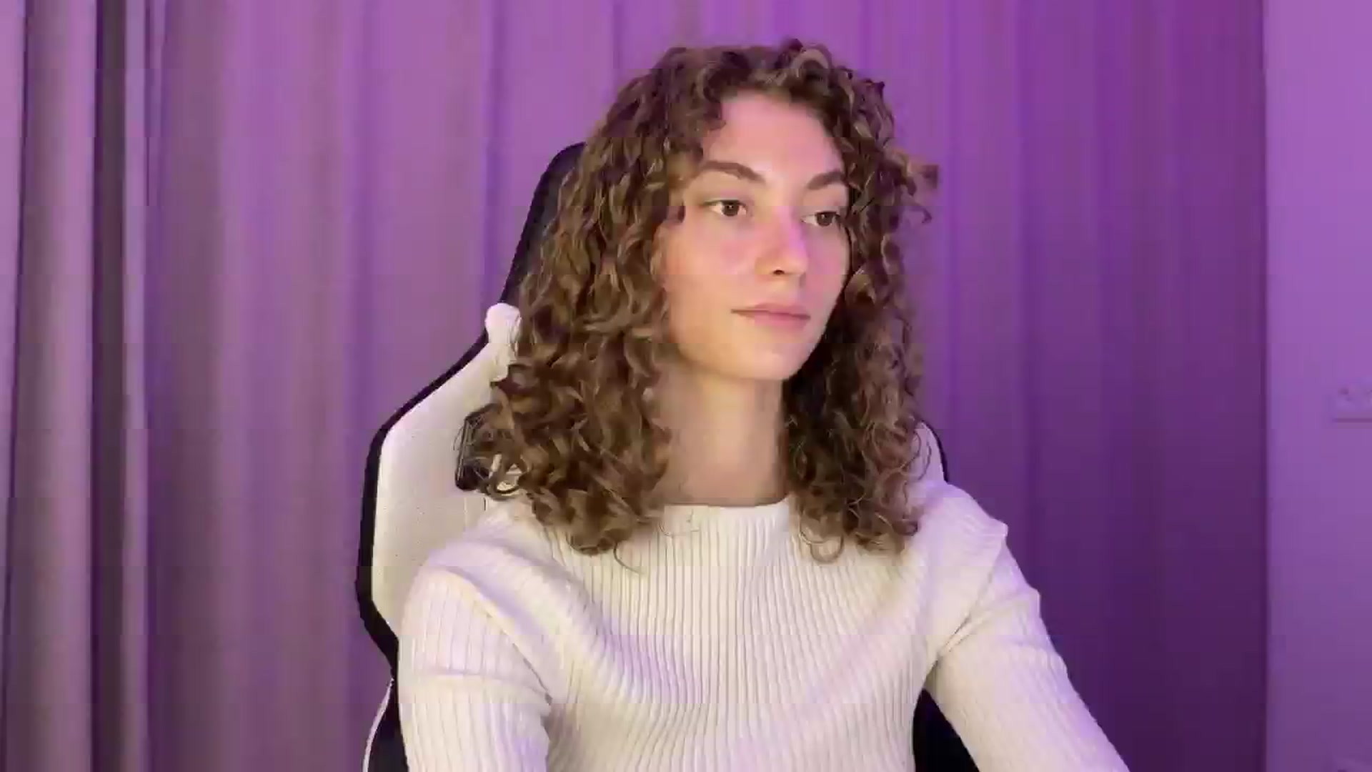 Gallery image thumbnail from Lady_Curls's myfreecams stream on, 11/29/2024, 01:22 image 7 of 20