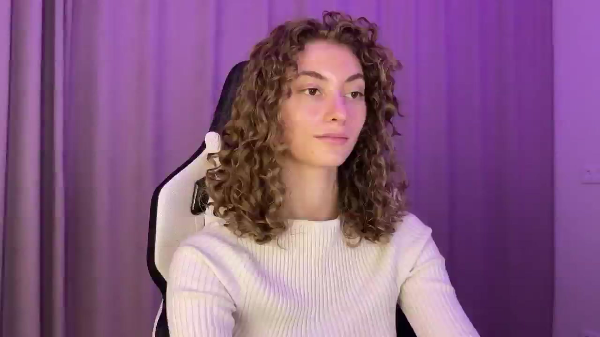 Gallery image thumbnail from Lady_Curls's myfreecams stream on, 11/29/2024, 01:22 image 13 of 20