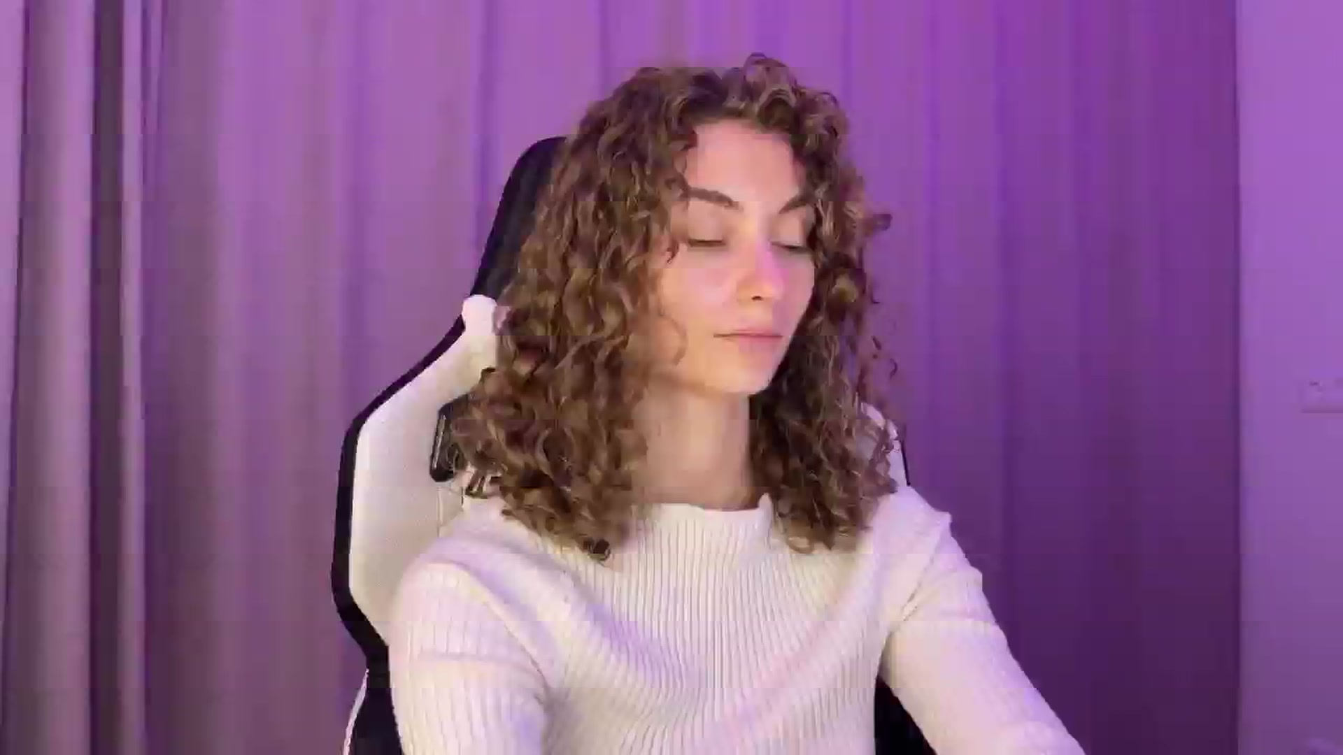 Gallery image thumbnail from Lady_Curls's myfreecams stream on, 11/29/2024, 01:22 image 19 of 20