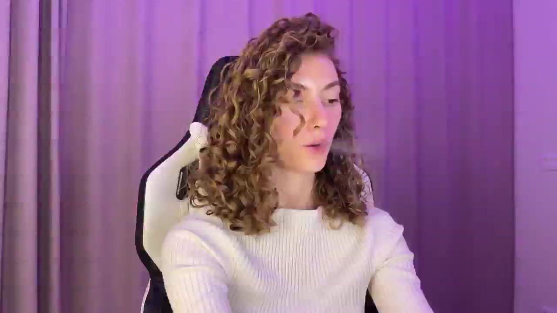 Gallery image thumbnail from Lady_Curls's myfreecams stream on, 11/29/2024, 01:22 image 2 of 20