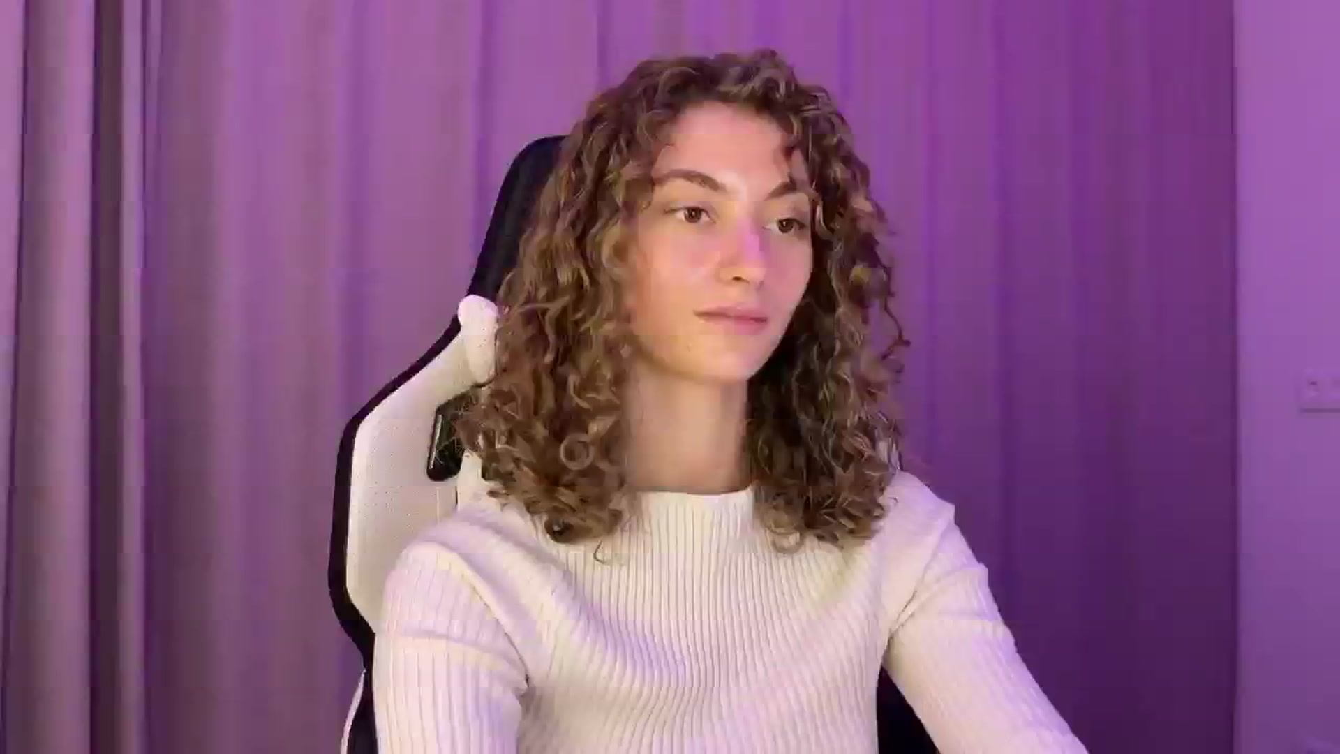 Gallery image thumbnail from Lady_Curls's myfreecams stream on, 11/29/2024, 01:22 image 10 of 20