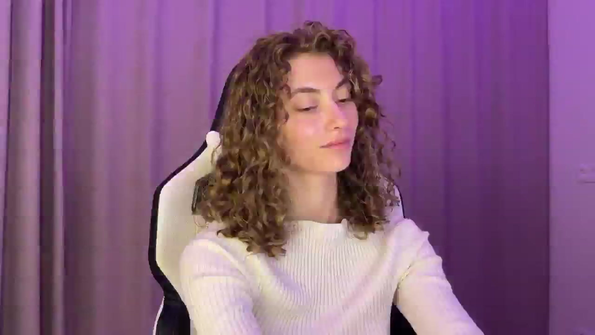 Gallery image thumbnail from Lady_Curls's myfreecams stream on, 11/29/2024, 01:22 image 17 of 20
