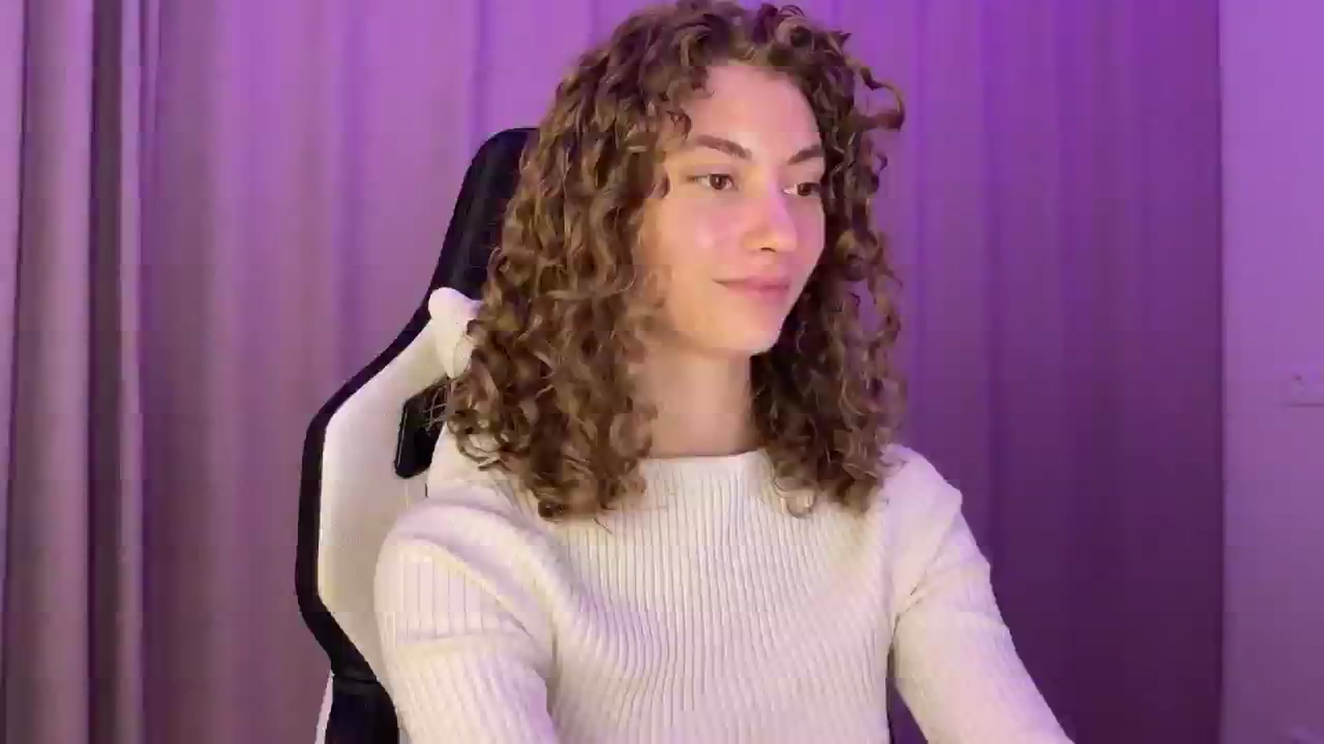 Gallery image thumbnail from Lady_Curls's myfreecams stream on, 11/29/2024, 01:22 image 5 of 20