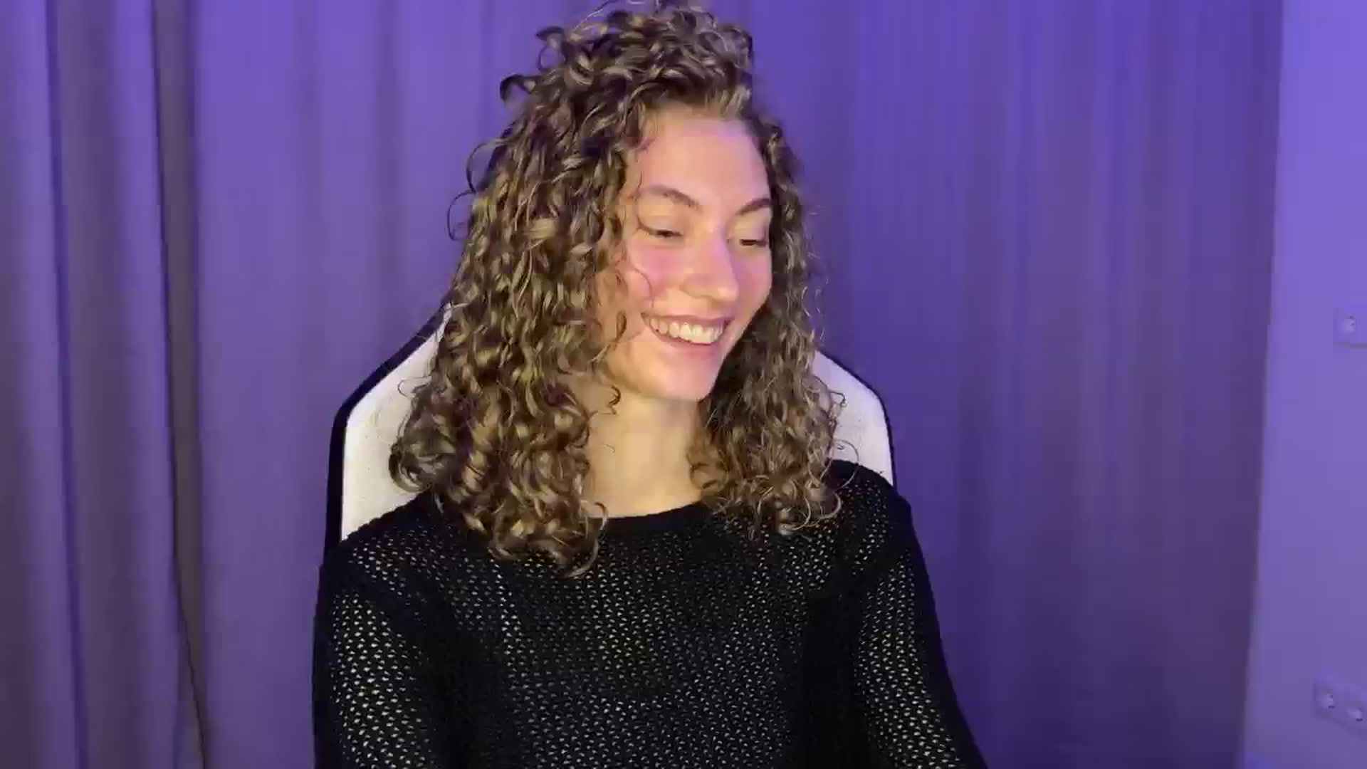 Gallery image thumbnail from Lady_Curls's myfreecams stream on, 12/04/2024, 01:17 image 9 of 20