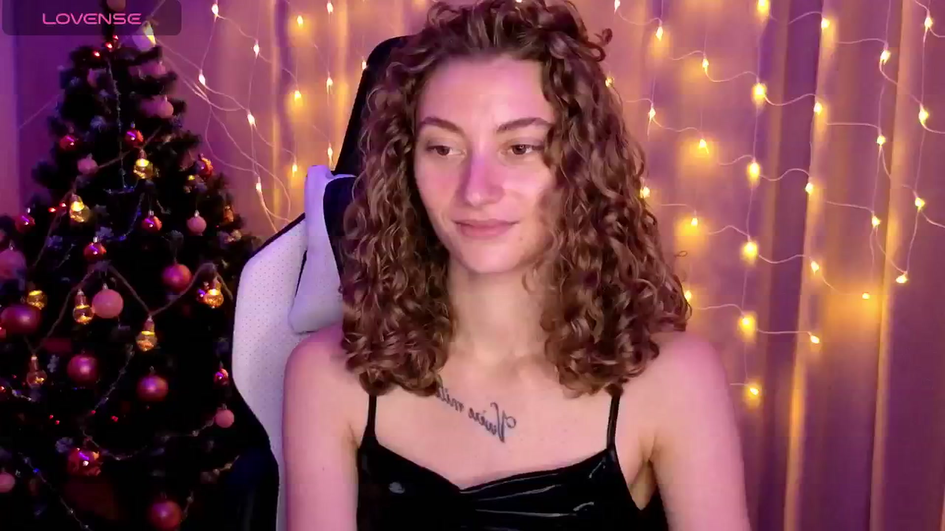 Gallery image thumbnail from Lady_Curls's myfreecams stream on, 12/31/2024, 21:12 image 4 of 20
