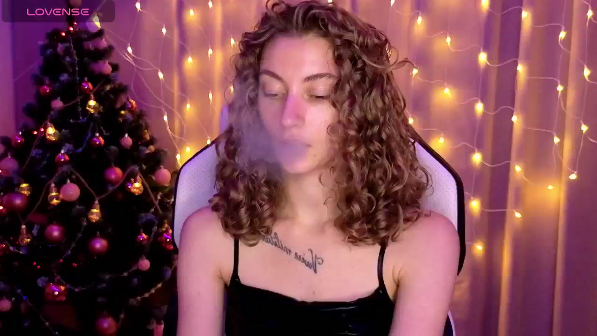 Gallery image thumbnail from Lady_Curls's myfreecams stream on, 12/31/2024, 21:12 image 15 of 20
