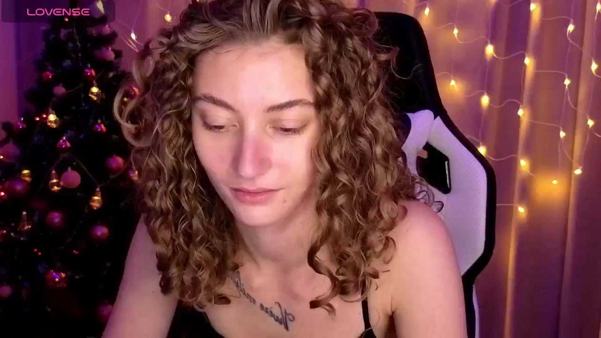Gallery image thumbnail from Lady_Curls's myfreecams stream on, 01/01/2025, 24:00 image 13 of 20