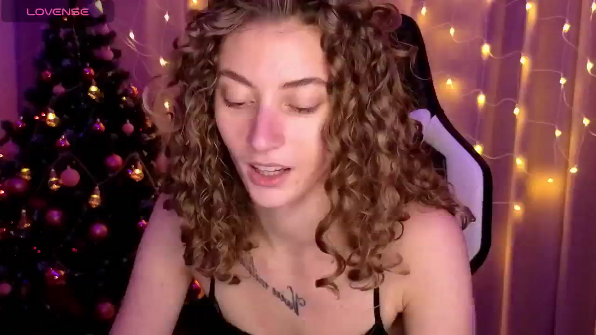 Gallery image thumbnail from Lady_Curls's myfreecams stream on, 01/01/2025, 24:00 image 14 of 20