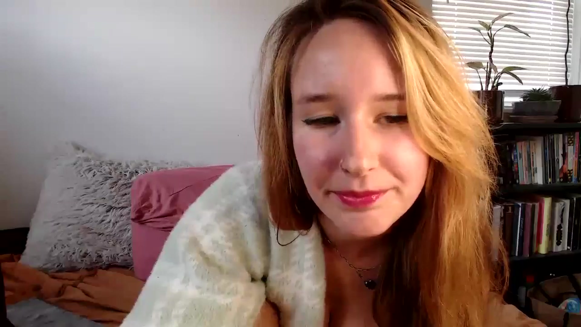 Gallery image thumbnail from Lady_Garnet22's myfreecams stream on, 09/30/2024, 15:56 image 9 of 20