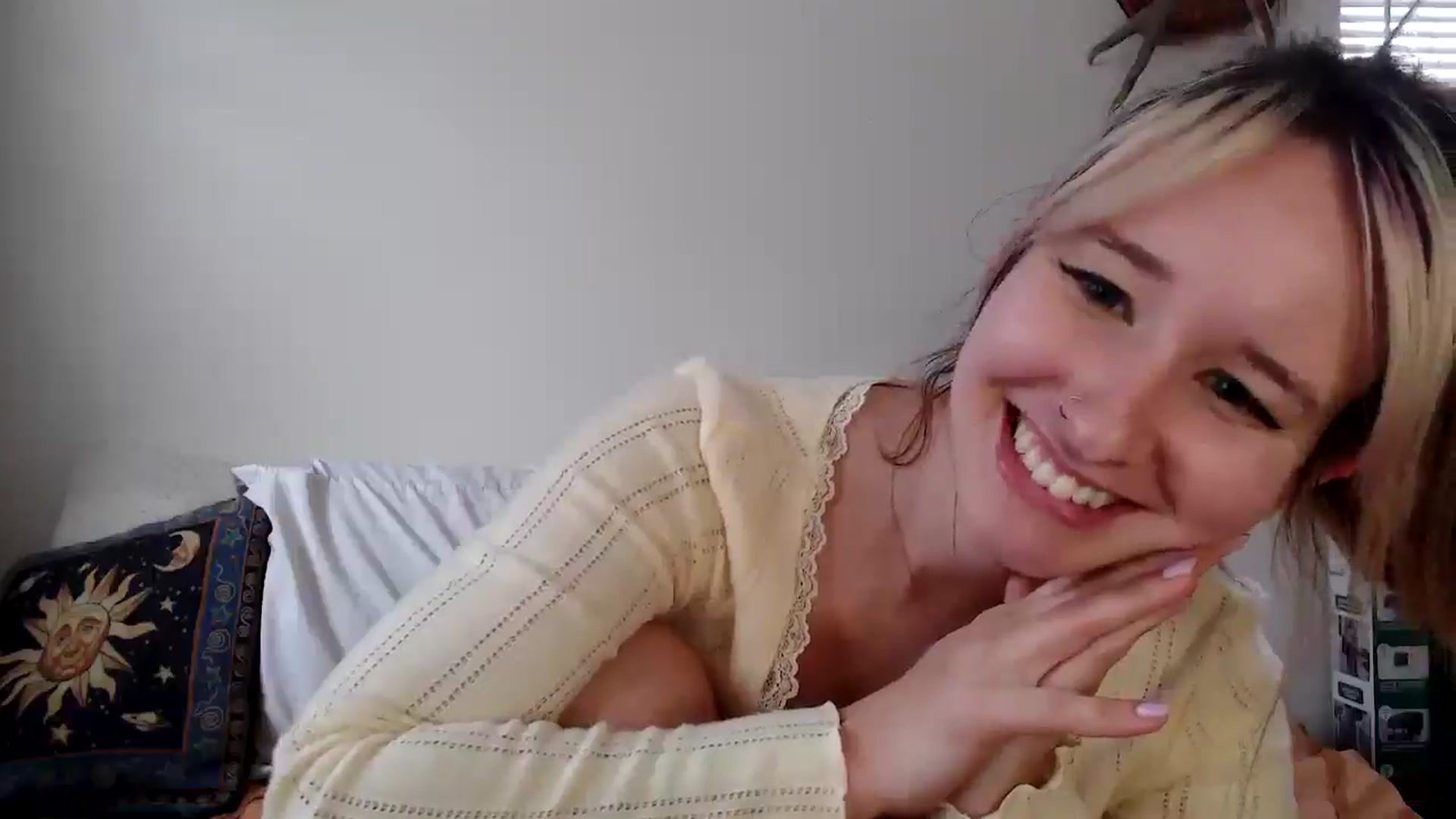 Gallery image thumbnail from Lady_Garnet22's myfreecams stream on, 01/16/2025, 17:27 image 15 of 20