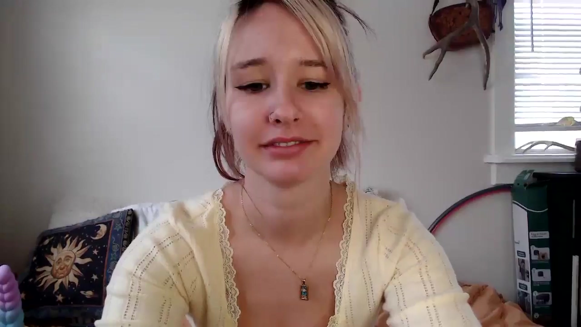 Gallery image thumbnail from Lady_Garnet22's myfreecams stream on, 01/16/2025, 17:27 image 8 of 20