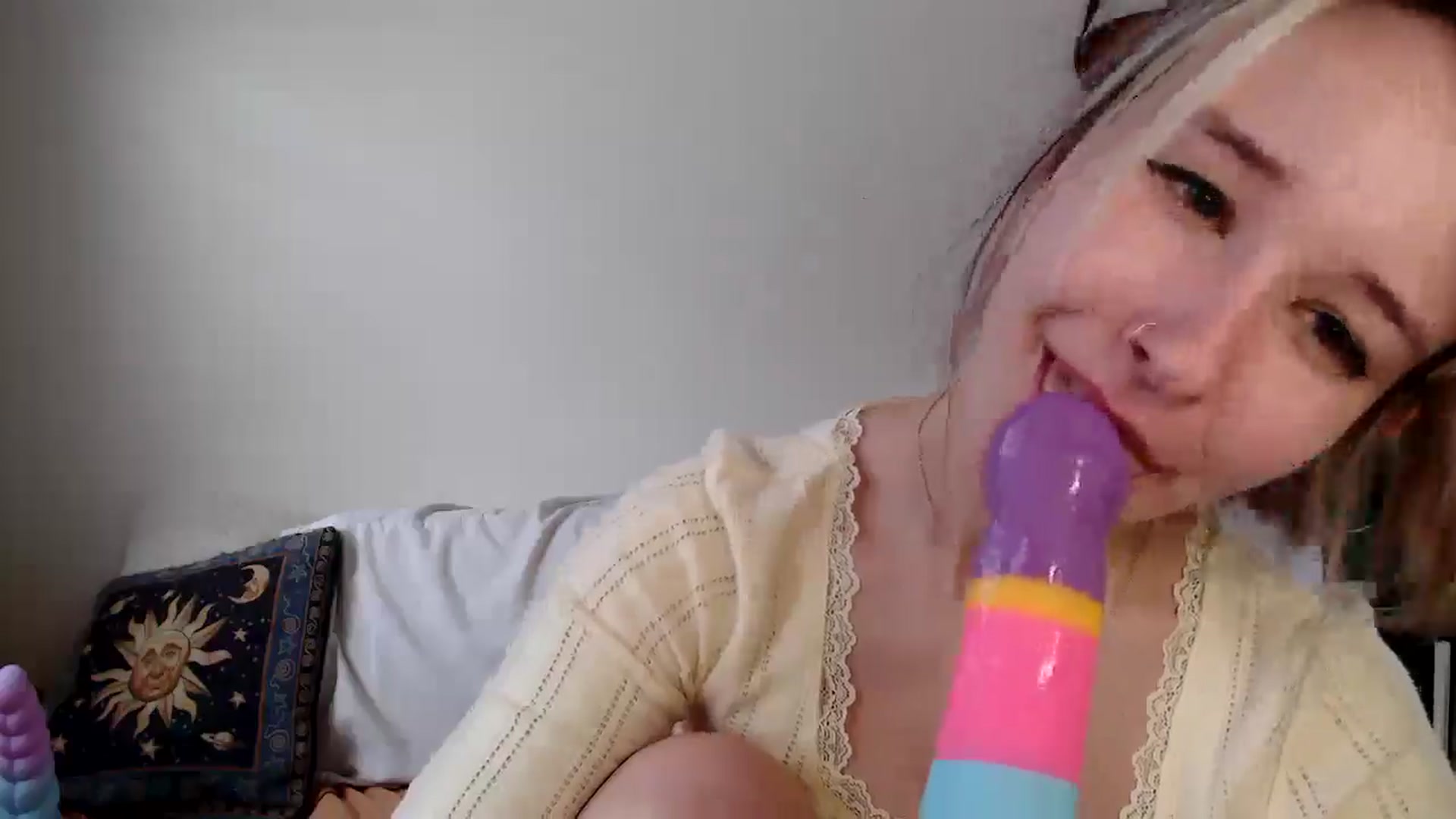 Gallery image thumbnail from Lady_Garnet22's myfreecams stream on, 01/16/2025, 17:27 image 9 of 20