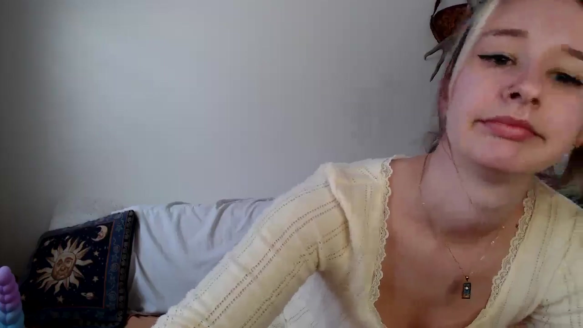 Gallery image thumbnail from Lady_Garnet22's myfreecams stream on, 01/16/2025, 17:27 image 6 of 20