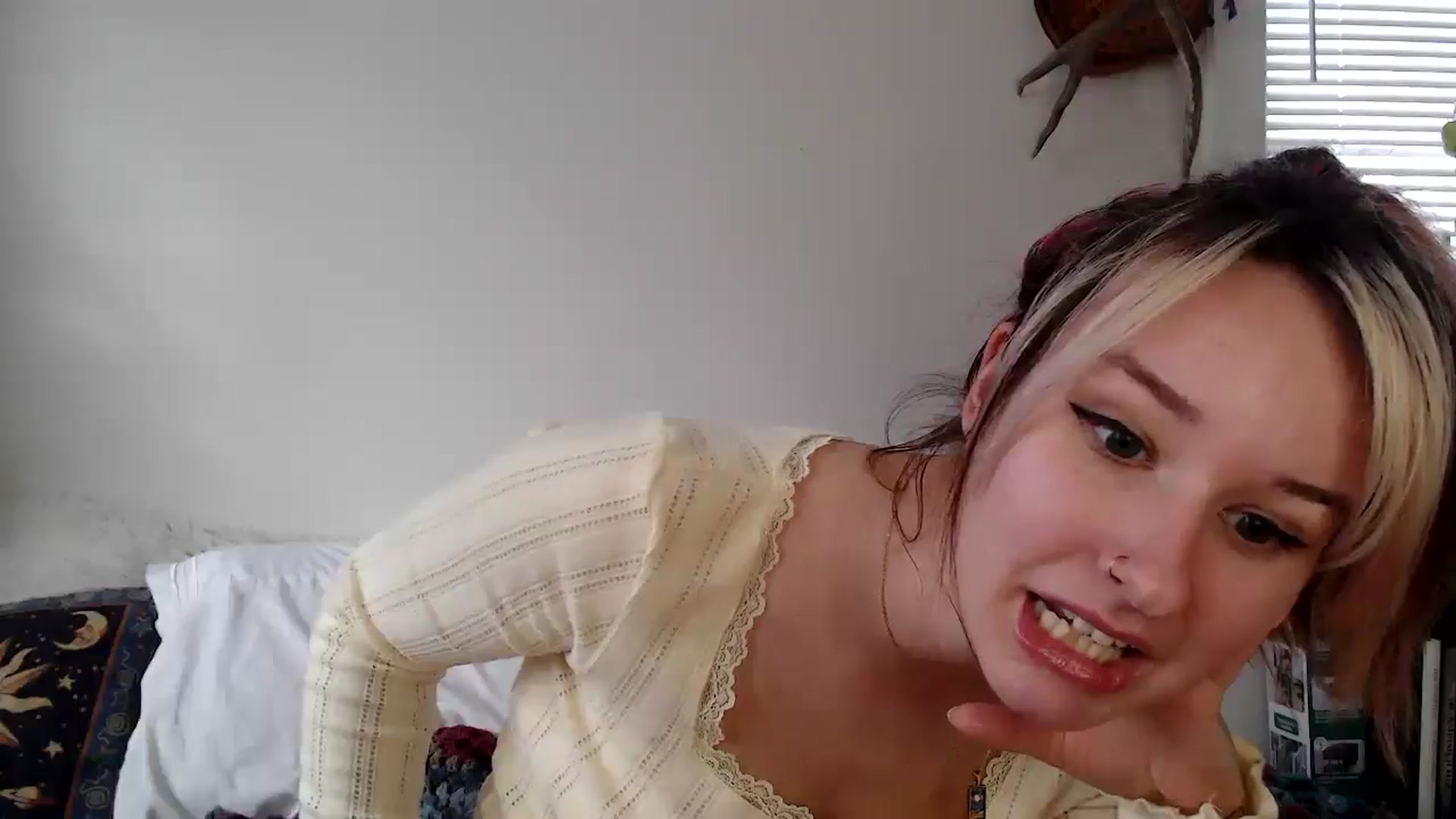 Gallery image thumbnail from Lady_Garnet22's myfreecams stream on, 01/16/2025, 18:39 image 7 of 20