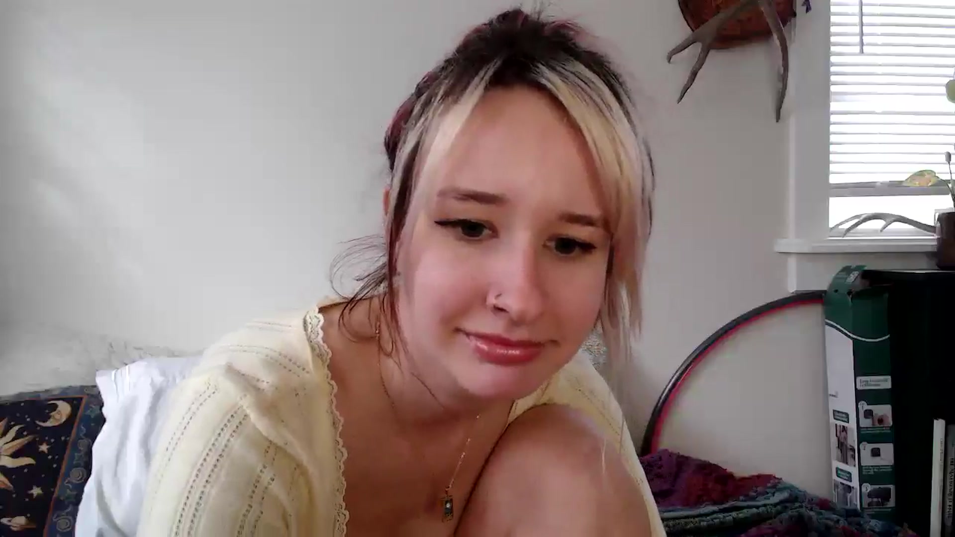Gallery image thumbnail from Lady_Garnet22's myfreecams stream on, 01/16/2025, 18:39 image 6 of 20