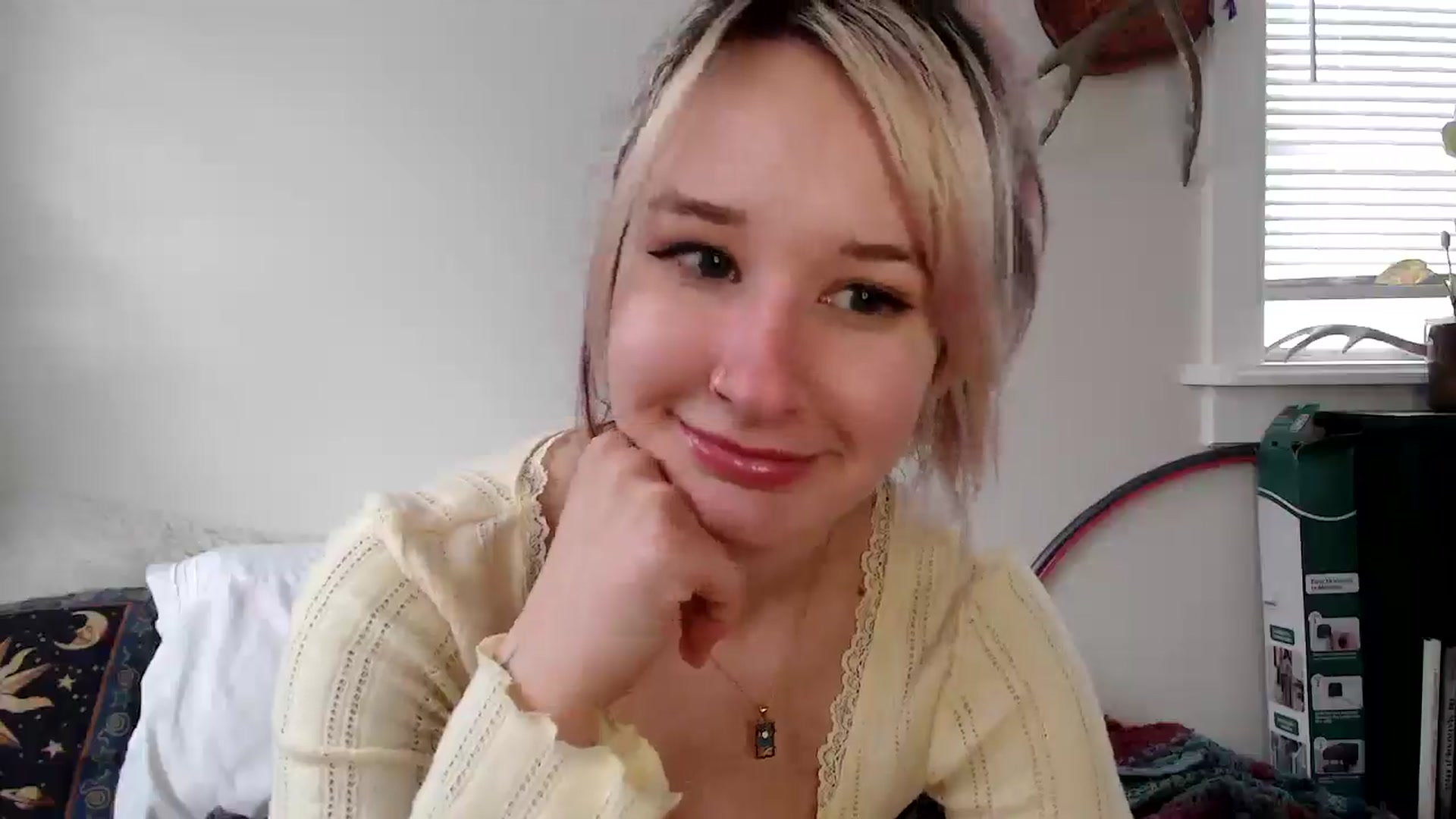 Gallery image thumbnail from Lady_Garnet22's myfreecams stream on, 01/16/2025, 18:39 image 8 of 20