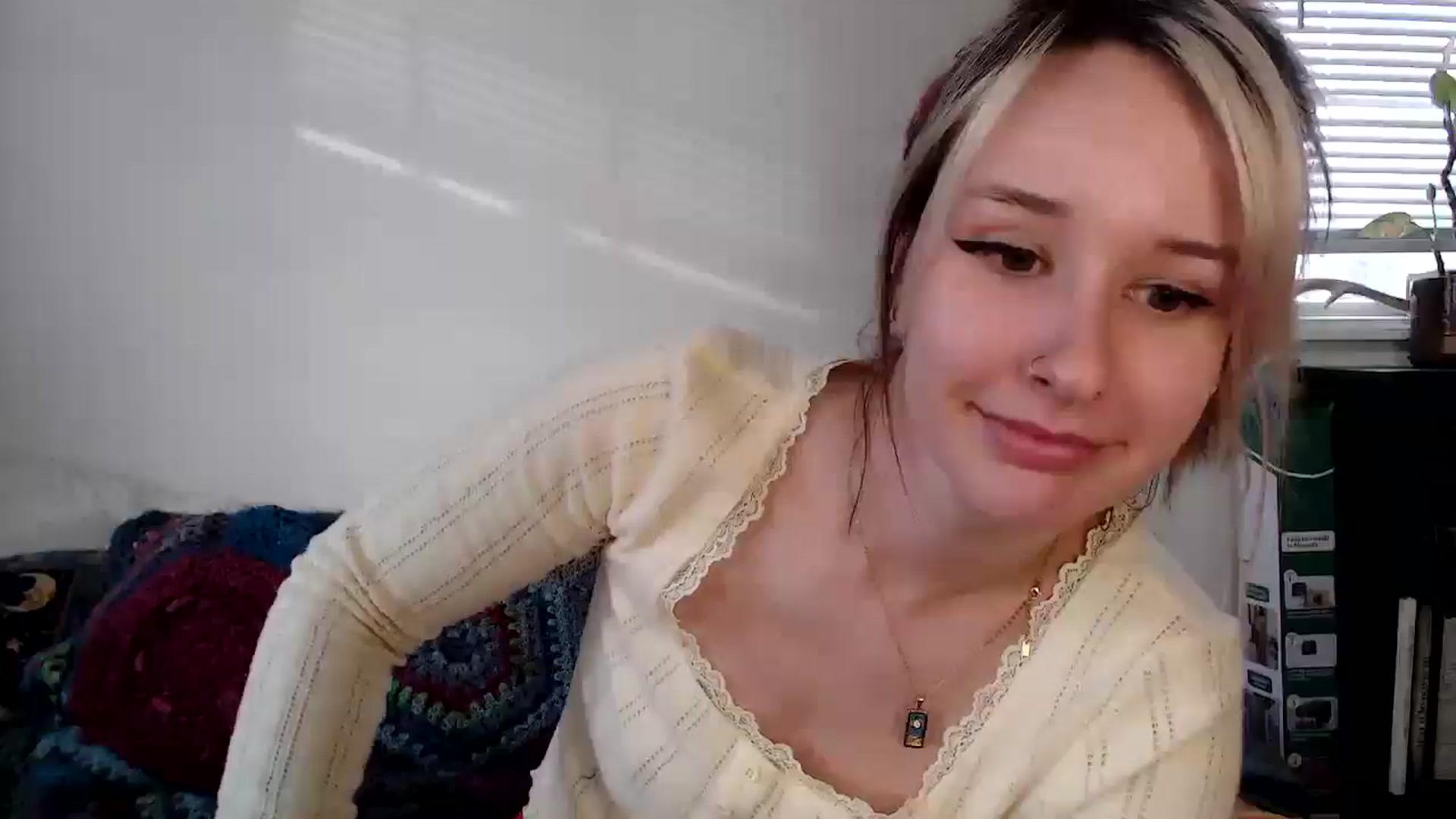 Gallery image thumbnail from Lady_Garnet22's myfreecams stream on, 01/16/2025, 20:40 image 5 of 20