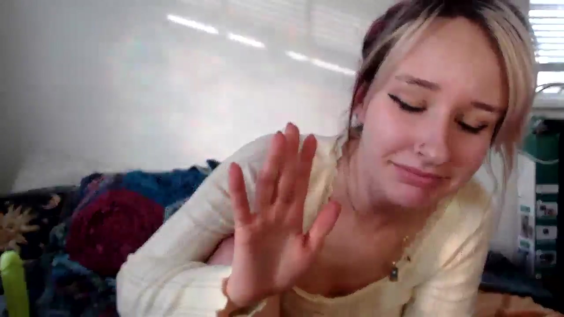 Gallery image thumbnail from Lady_Garnet22's myfreecams stream on, 01/16/2025, 20:40 image 10 of 20