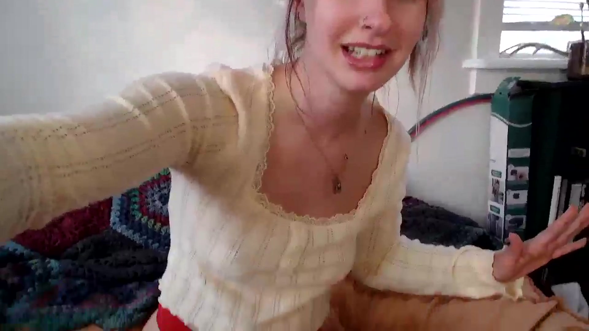 Gallery image thumbnail from Lady_Garnet22's myfreecams stream on, 01/16/2025, 20:40 image 13 of 20