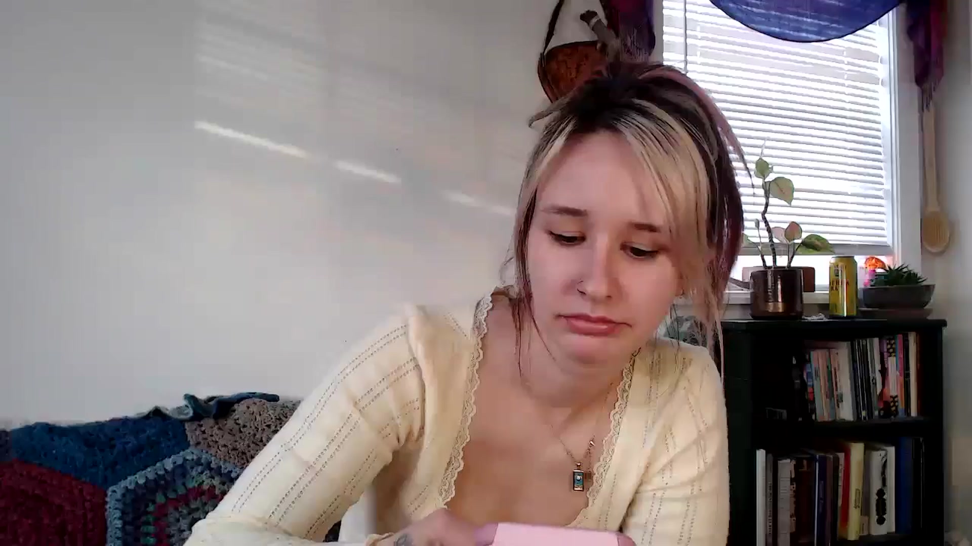 Gallery image thumbnail from Lady_Garnet22's myfreecams stream on, 01/16/2025, 20:40 image 19 of 20