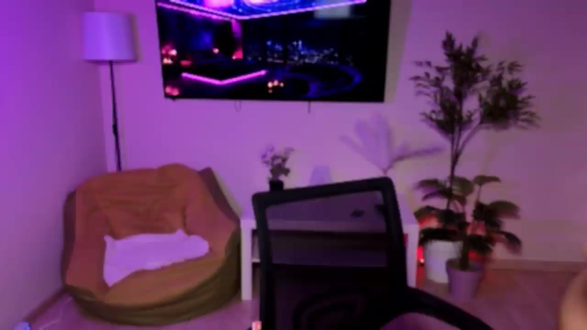 Gallery image thumbnail from Lady_Luck0's myfreecams stream on, 08/15/2026, 23:48 image 20 of 20
