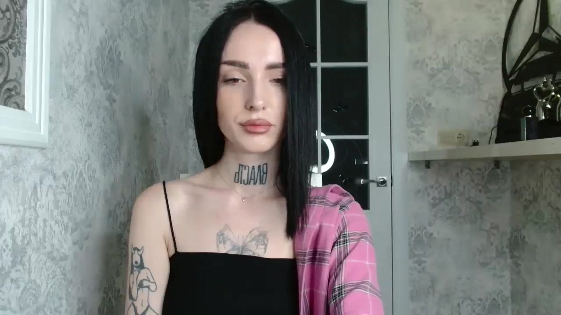 Gallery image thumbnail from Lady__tattoo's myfreecams stream on, 05/05/2025, 18:58 image 17 of 20