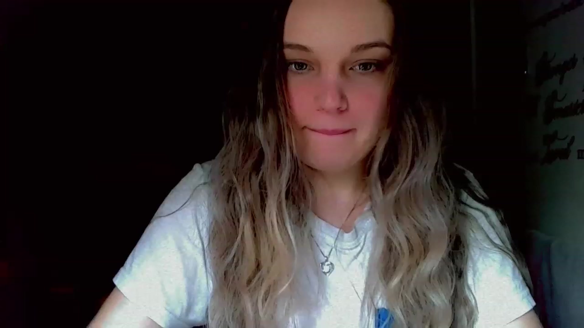 Gallery image thumbnail from Lady_in_red7's myfreecams stream on, 11/28/2022, 22:38 image 17 of 20