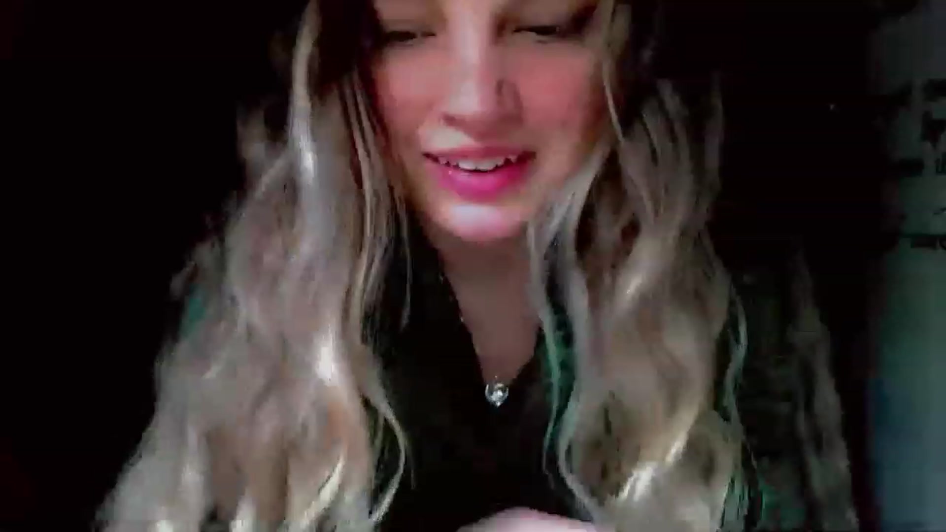 Gallery image thumbnail from Lady_in_red7's myfreecams stream on, 11/28/2022, 23:21 image 10 of 20