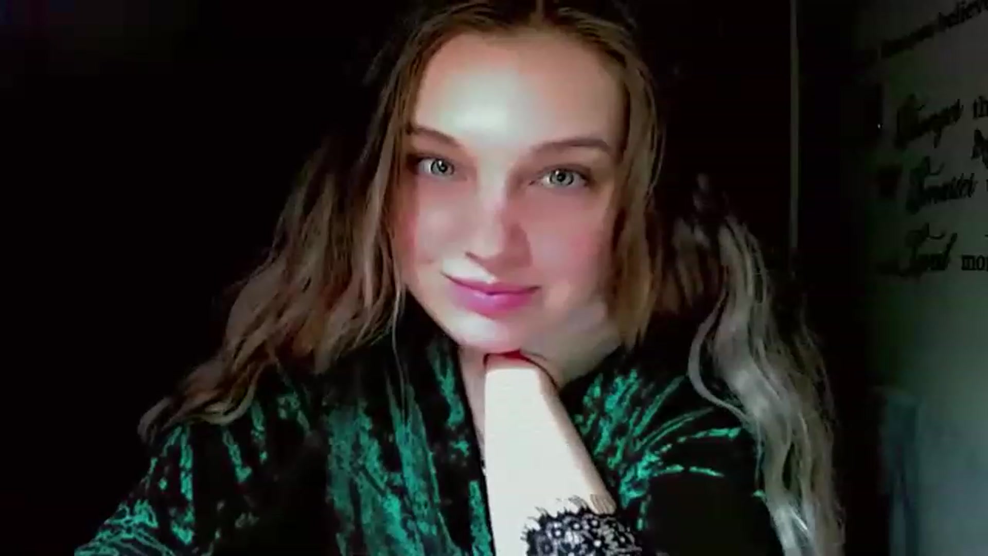 Gallery image thumbnail from Lady_in_red7's myfreecams stream on, 12/01/2022, 07:59 image 18 of 20