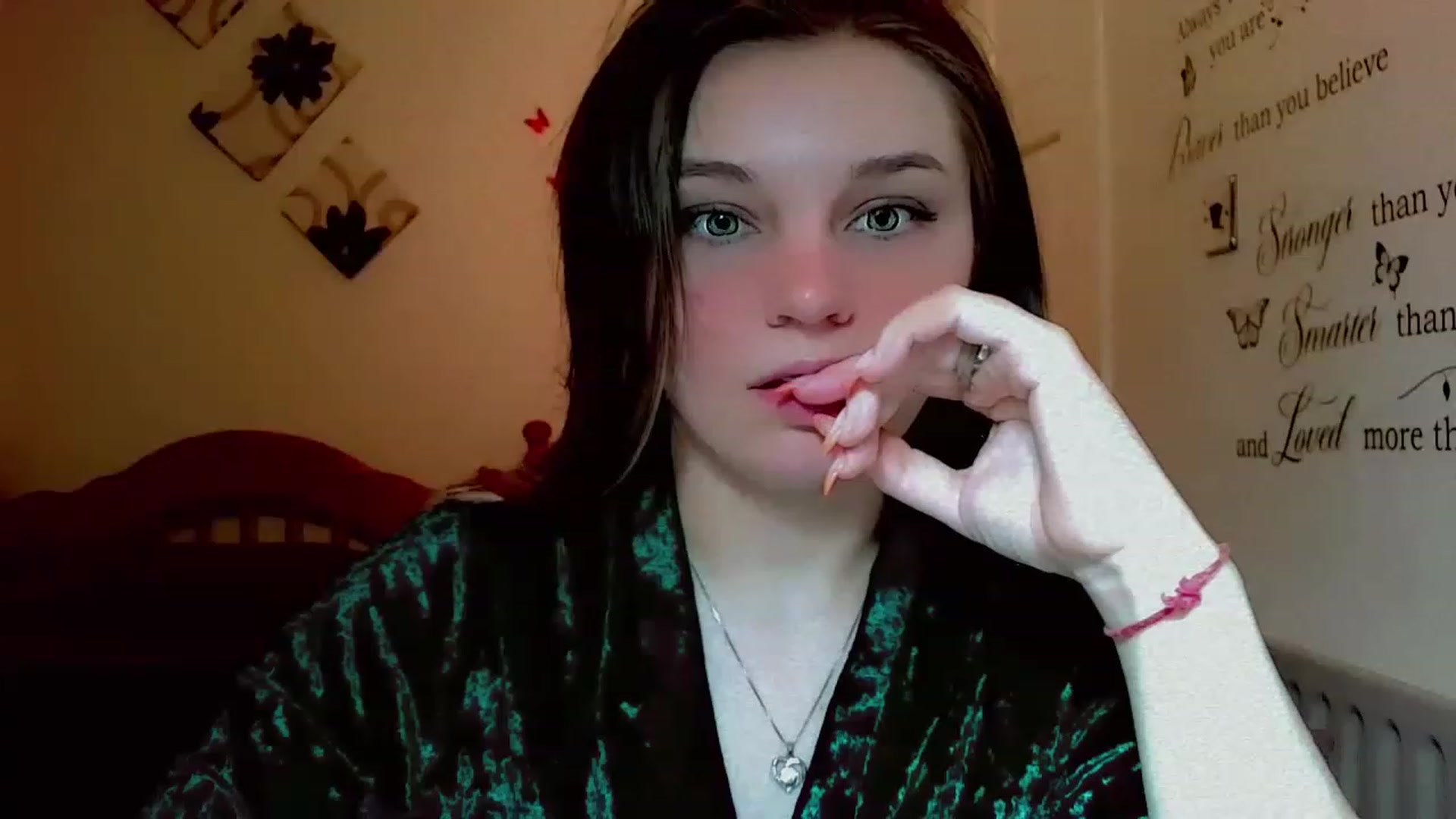 Gallery image thumbnail from Lady_in_red7's myfreecams stream on, 12/01/2022, 10:49 image 10 of 20