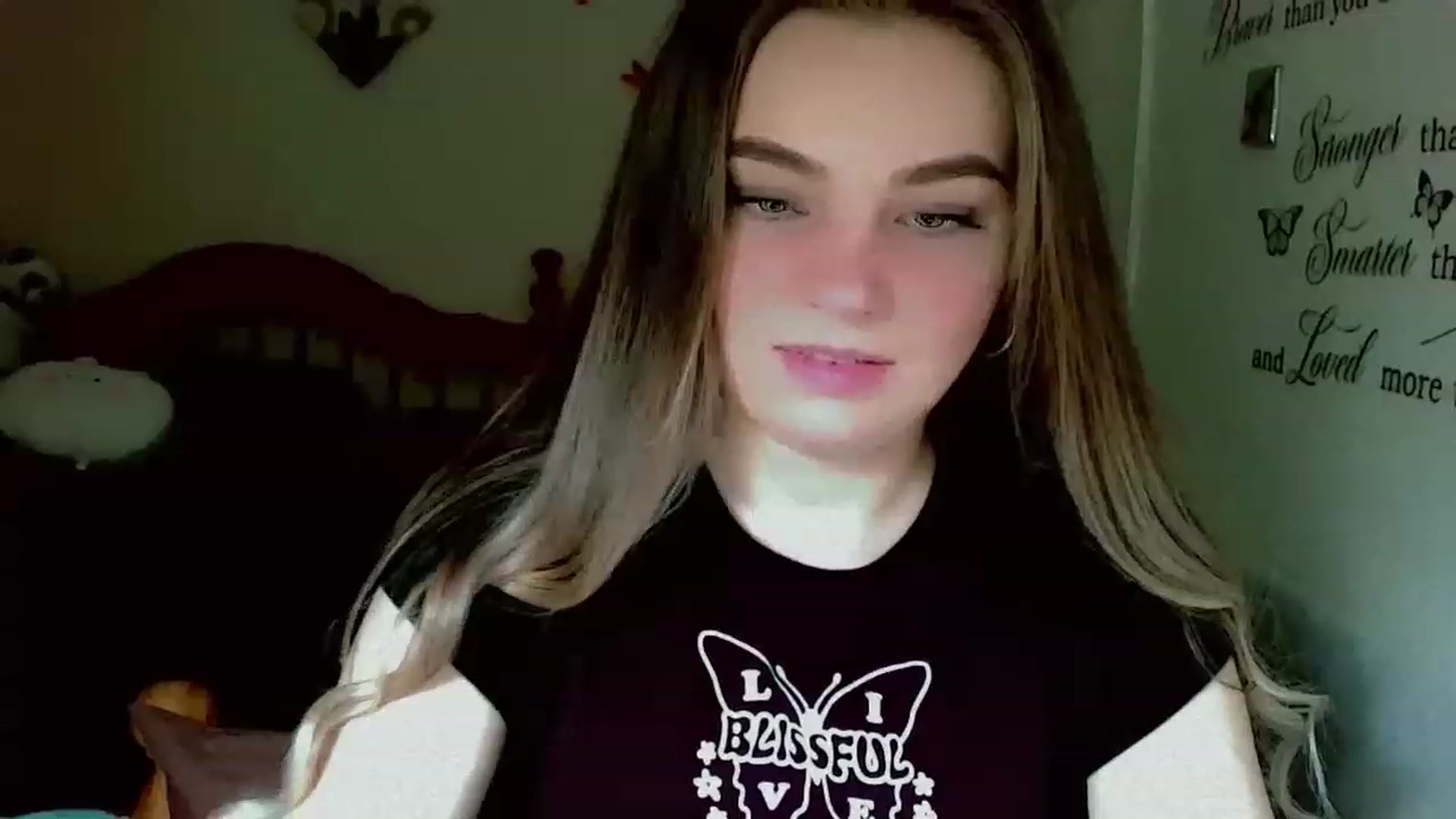 Gallery image thumbnail from Lady_in_red7's myfreecams stream on, 02/20/2023, 12:58 image 17 of 20