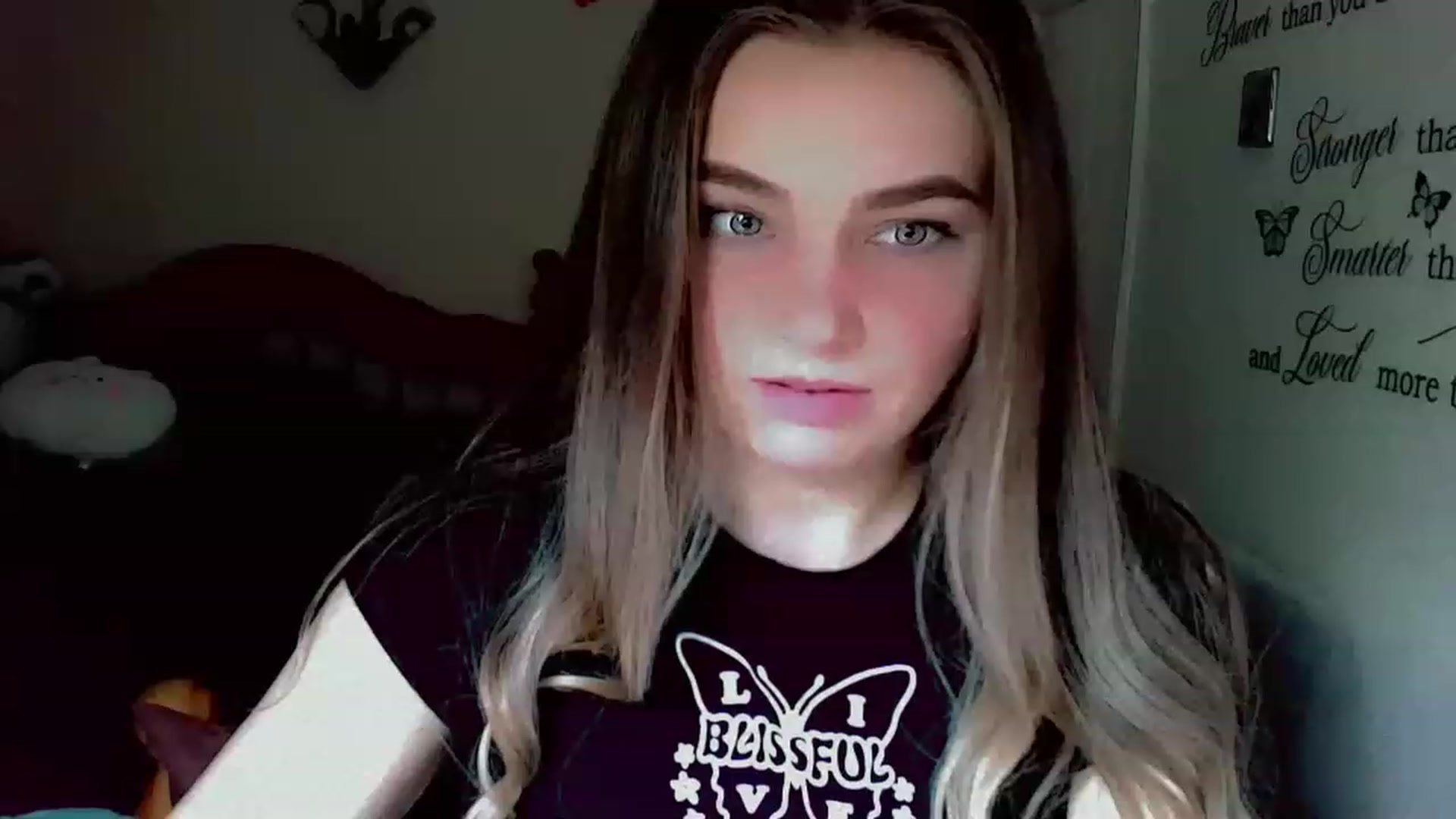 Gallery image thumbnail from Lady_in_red7's myfreecams stream on, 02/20/2023, 12:58 image 19 of 20