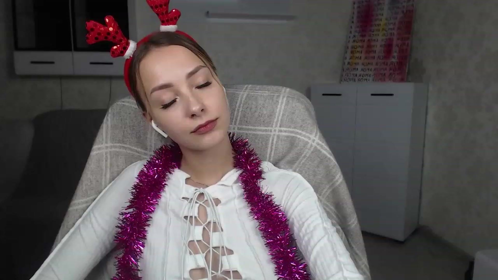 Gallery image thumbnail from Lady_lucky1's myfreecams stream on, 12/19/2022, 19:42 image 18 of 20