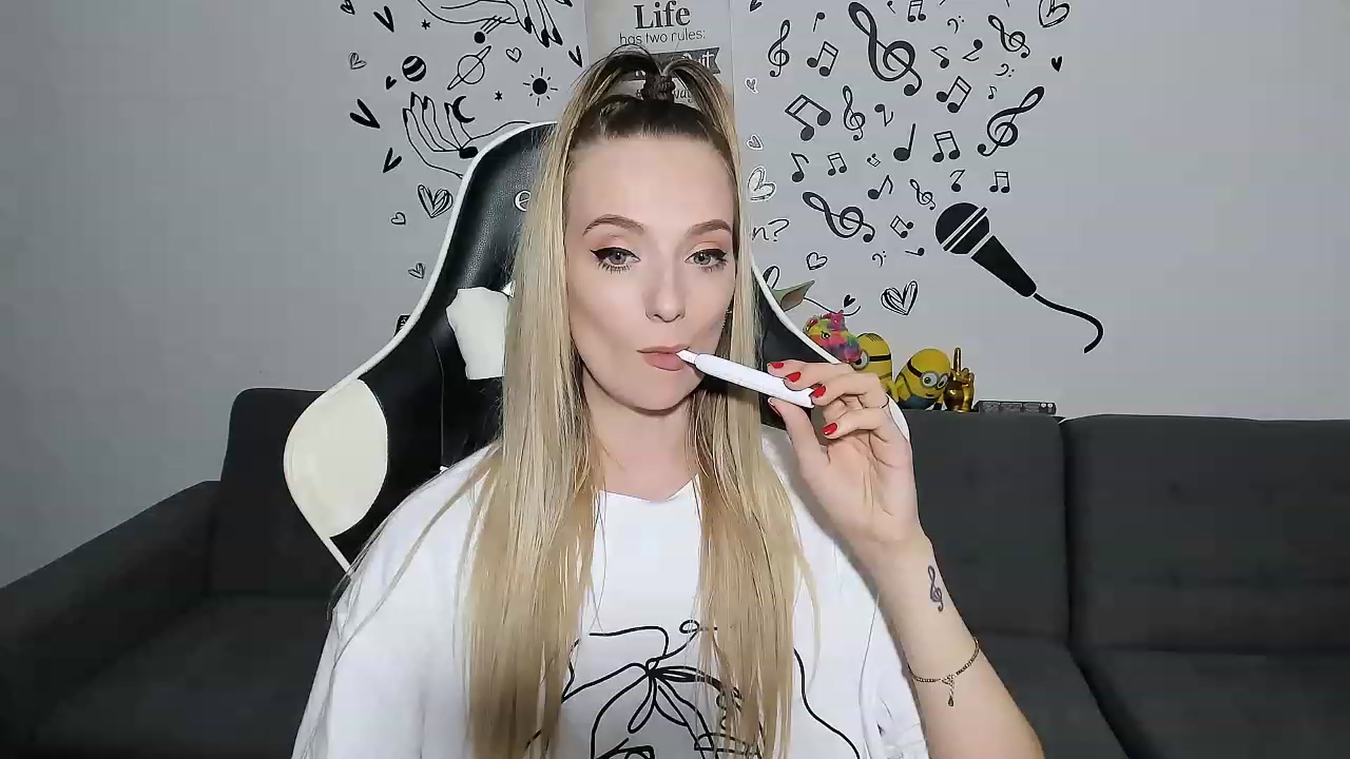 Gallery image thumbnail from Ladybug___'s myfreecams stream on, 06/06/2023, 23:06 image 17 of 20