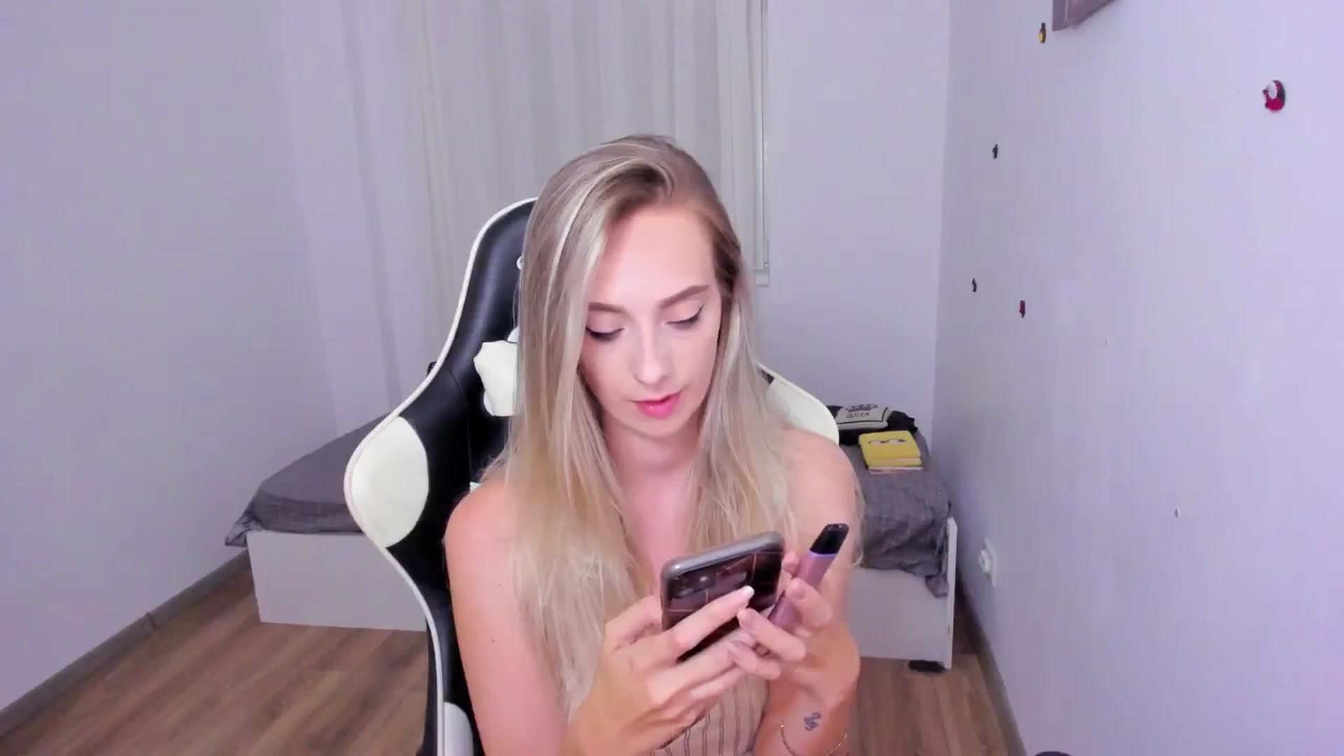 Gallery image thumbnail from Ladybug___'s myfreecams stream on, 08/08/2024, 23:25 image 18 of 20