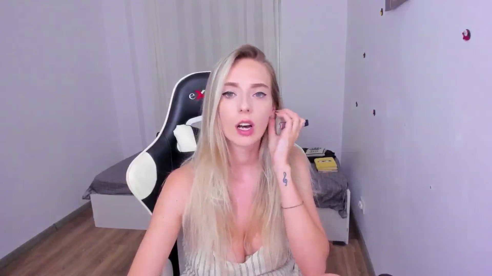Gallery image thumbnail from Ladybug___'s myfreecams stream on, 08/08/2024, 23:25 image 16 of 20