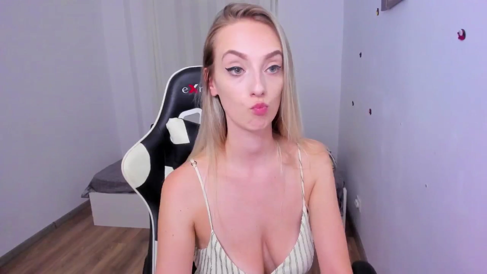Gallery image thumbnail from Ladybug___'s myfreecams stream on, 08/08/2024, 23:25 image 12 of 20