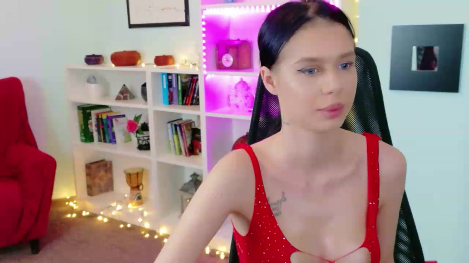 Gallery image thumbnail from Ladysarah112's myfreecams stream on, 05/19/2026, 10:39 image 13 of 20