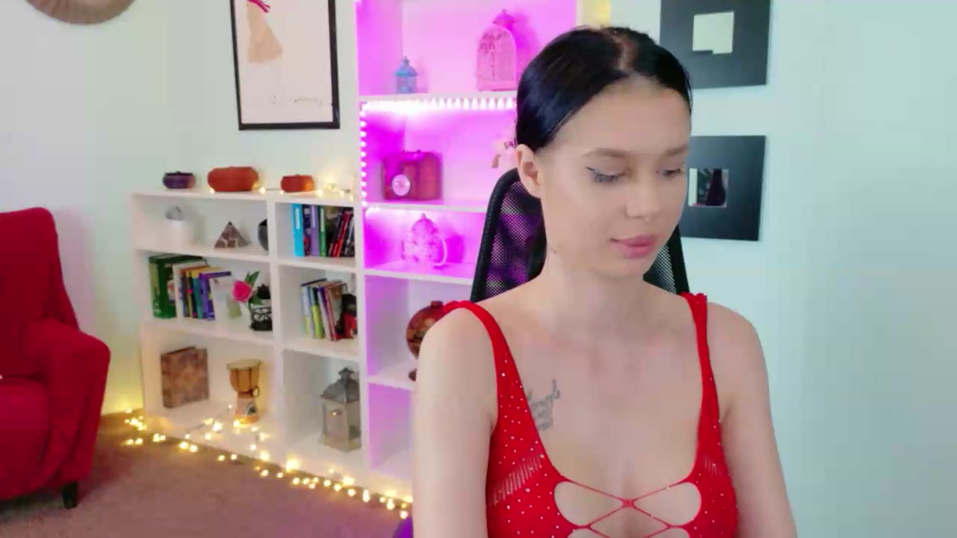 Gallery image thumbnail from Ladysarah112's myfreecams stream on, 05/19/2026, 10:39 image 10 of 20