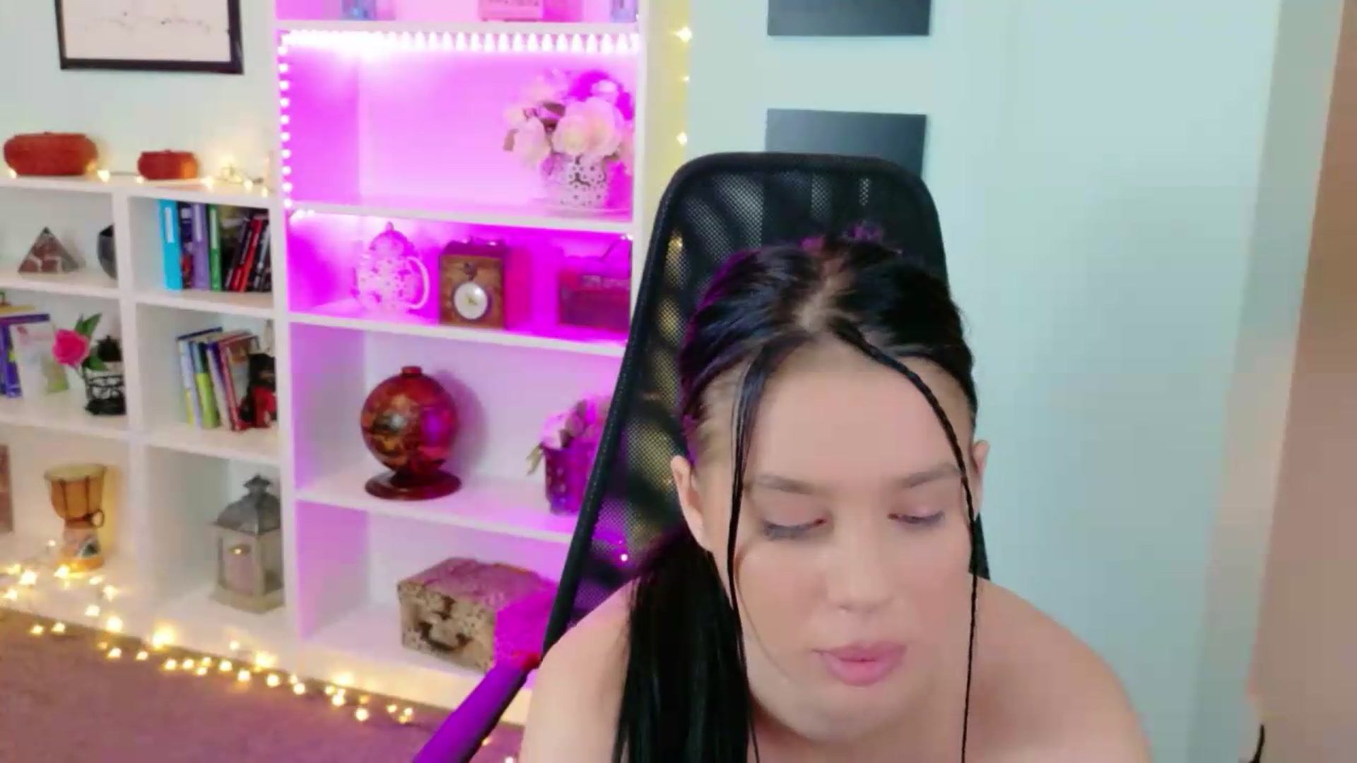 Gallery image thumbnail from Ladysarah112's myfreecams stream on, 05/20/2026, 11:09 image 2 of 20