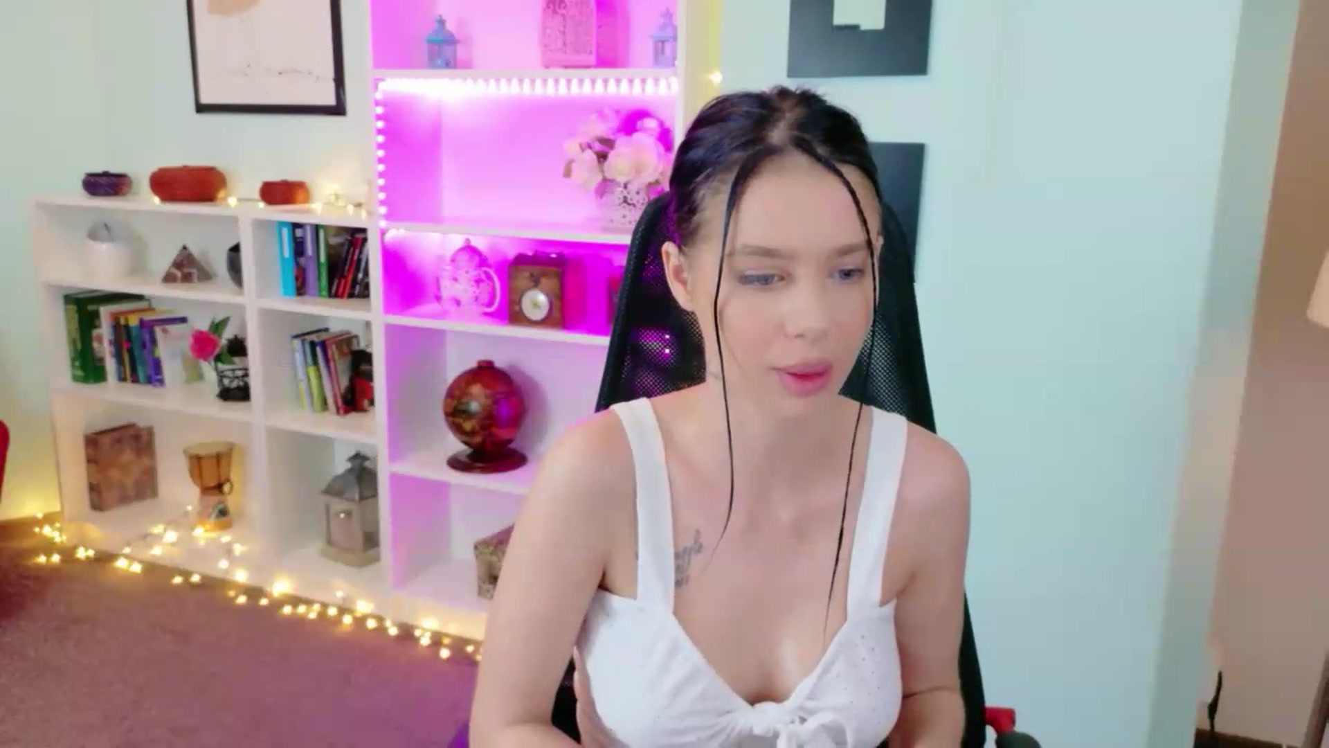 Gallery image thumbnail from Ladysarah112's myfreecams stream on, 05/20/2026, 11:09 image 7 of 20