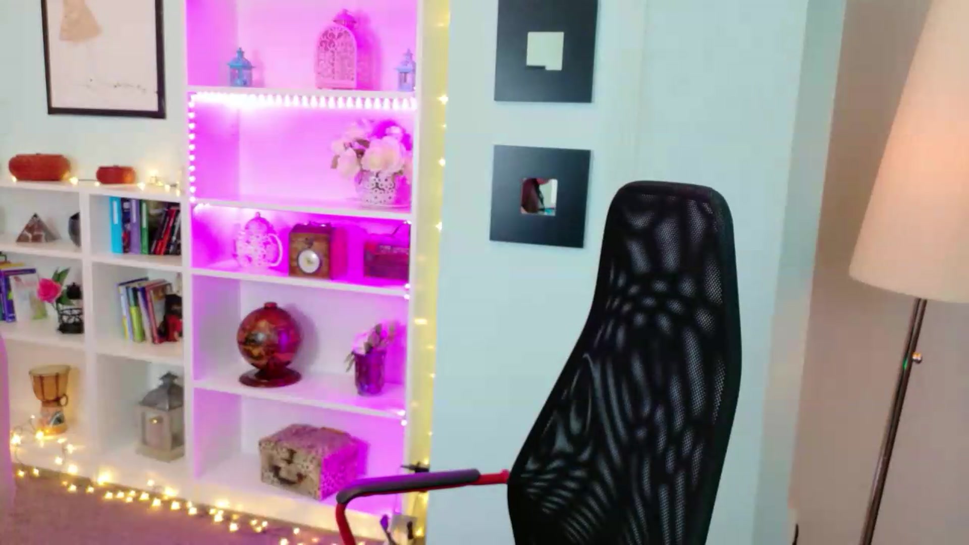 Gallery image thumbnail from Ladysarah112's myfreecams stream on, 05/21/2026, 09:50 image 15 of 20