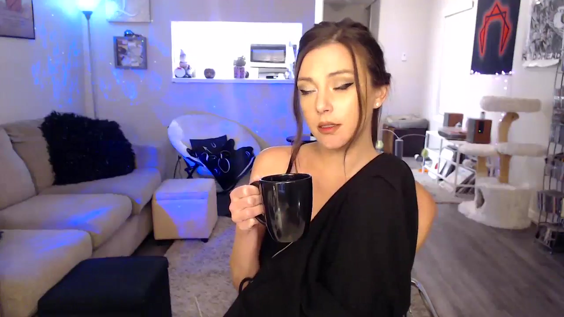 Gallery image thumbnail from Lakelove6's myfreecams stream on, 10/08/2023, 12:13 image 4 of 20