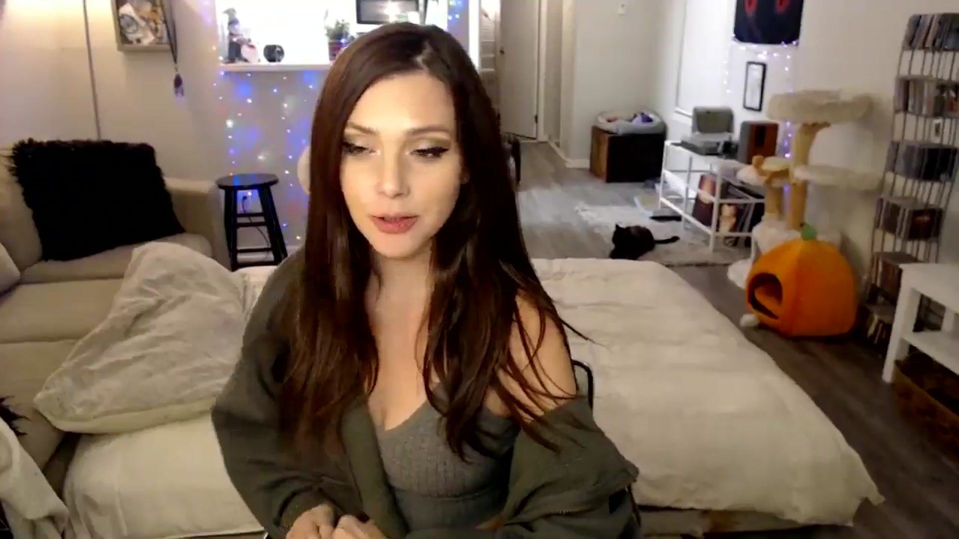 Gallery image thumbnail from Lakelove6's myfreecams stream on, 10/16/2024, 11:54 image 6 of 20