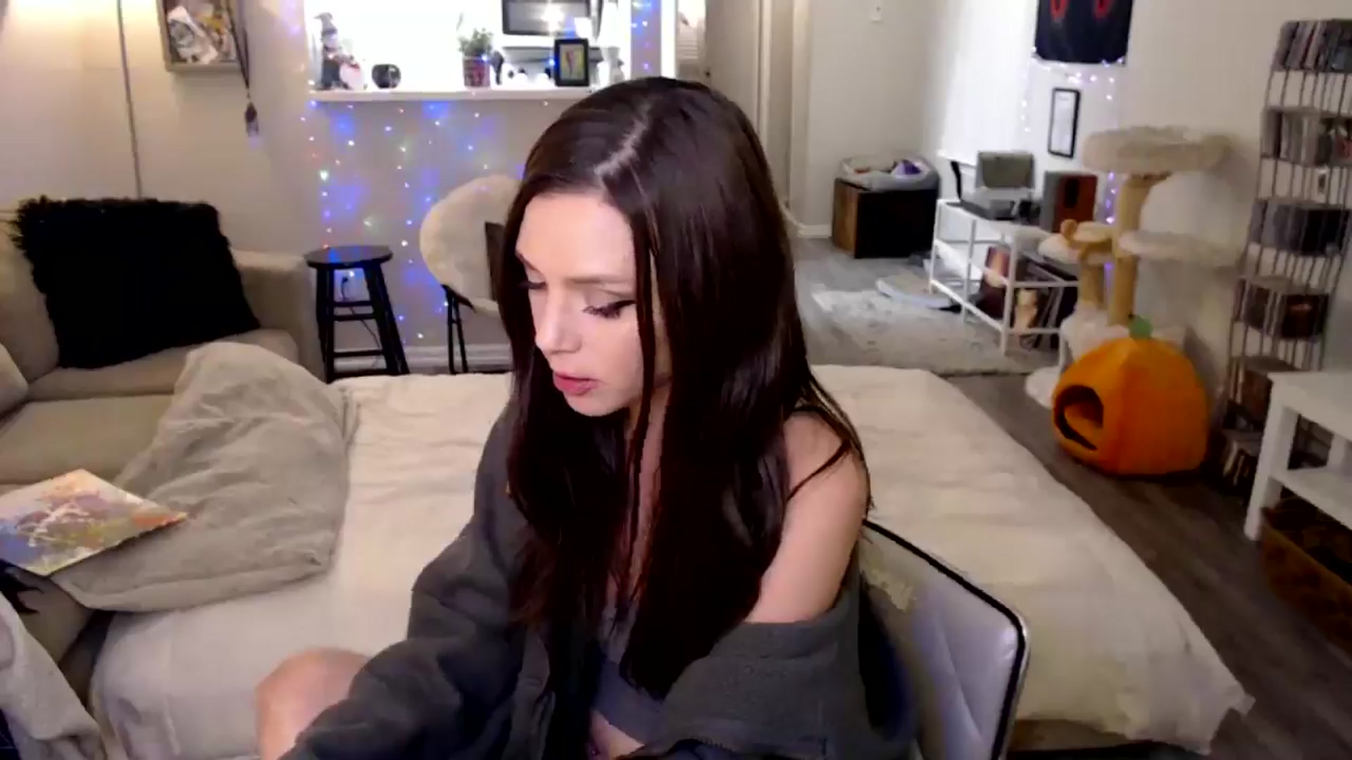 Gallery image thumbnail from Lakelove6's myfreecams stream on, 10/16/2024, 11:54 image 17 of 20
