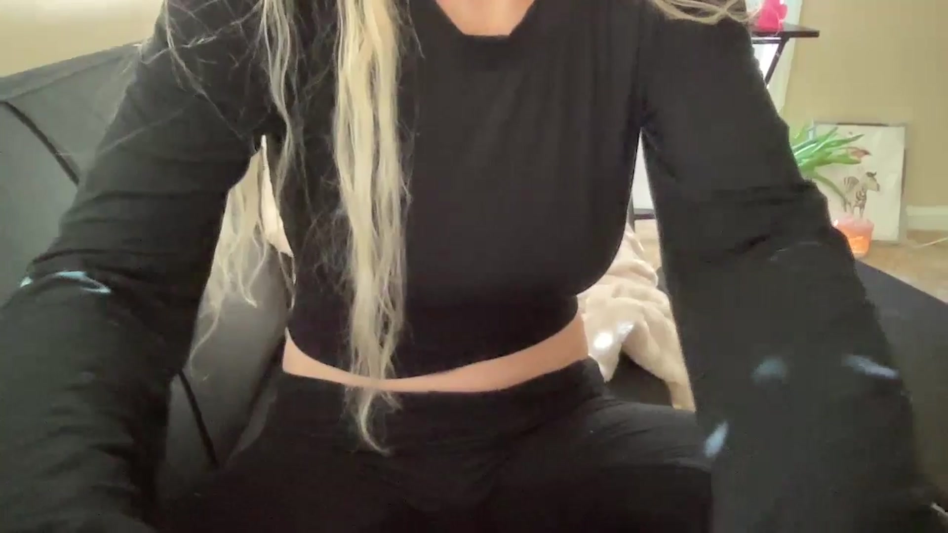 Gallery image thumbnail from Lalalallal's myfreecams stream on, 05/08/2024, 16:27 image 6 of 20